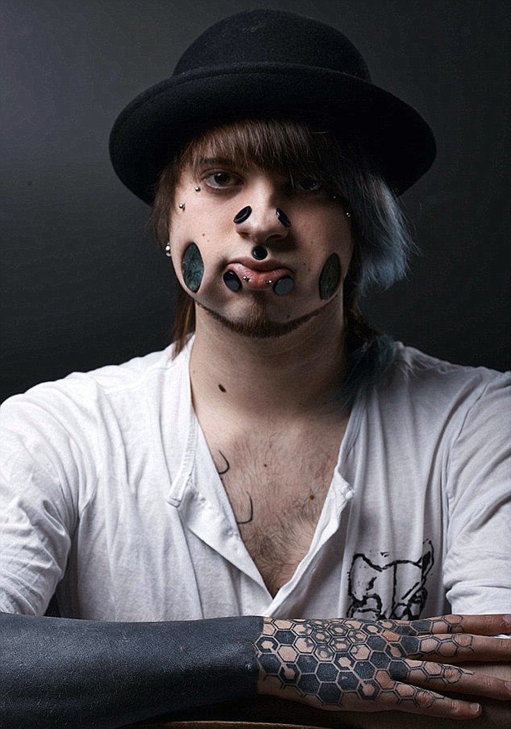 Ο άνθρωπος με το πρόσωπο «σουρωτήρι»–Περνάει ένα ολόκληρο γλειφιτζούρι από την τρύπα στα μάγουλα του [εικόνες]  | iefimerida.gr 2