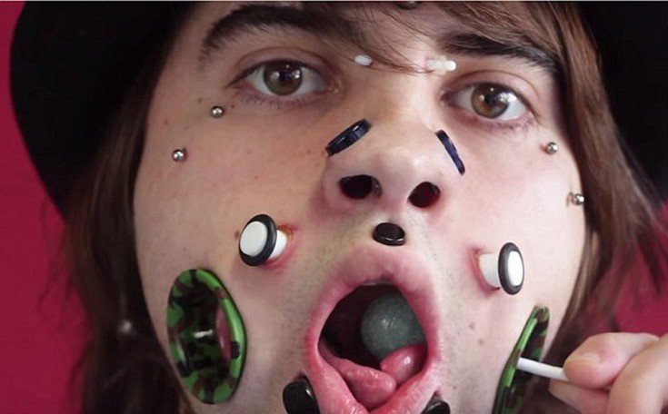 Ο άνθρωπος με το πρόσωπο «σουρωτήρι»–Περνάει ένα ολόκληρο γλειφιτζούρι από την τρύπα στα μάγουλα του [εικόνες]  | iefimerida.gr 5