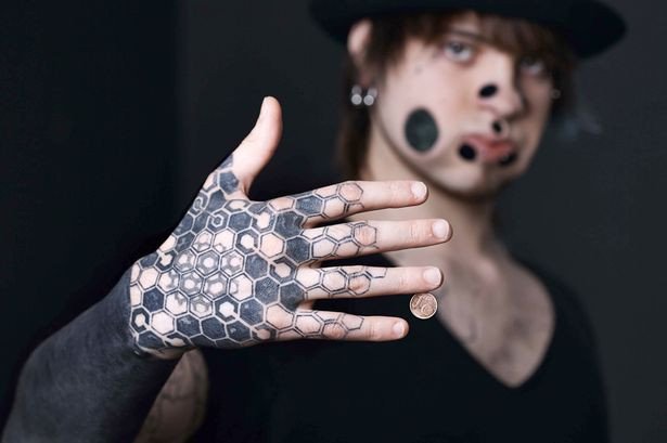 Ο άνθρωπος με το πρόσωπο «σουρωτήρι»–Περνάει ένα ολόκληρο γλειφιτζούρι από την τρύπα στα μάγουλα του [εικόνες]  | iefimerida.gr 3