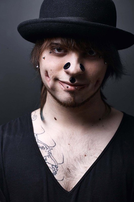 Ο άνθρωπος με το πρόσωπο «σουρωτήρι»–Περνάει ένα ολόκληρο γλειφιτζούρι από την τρύπα στα μάγουλα του [εικόνες]  | iefimerida.gr 4