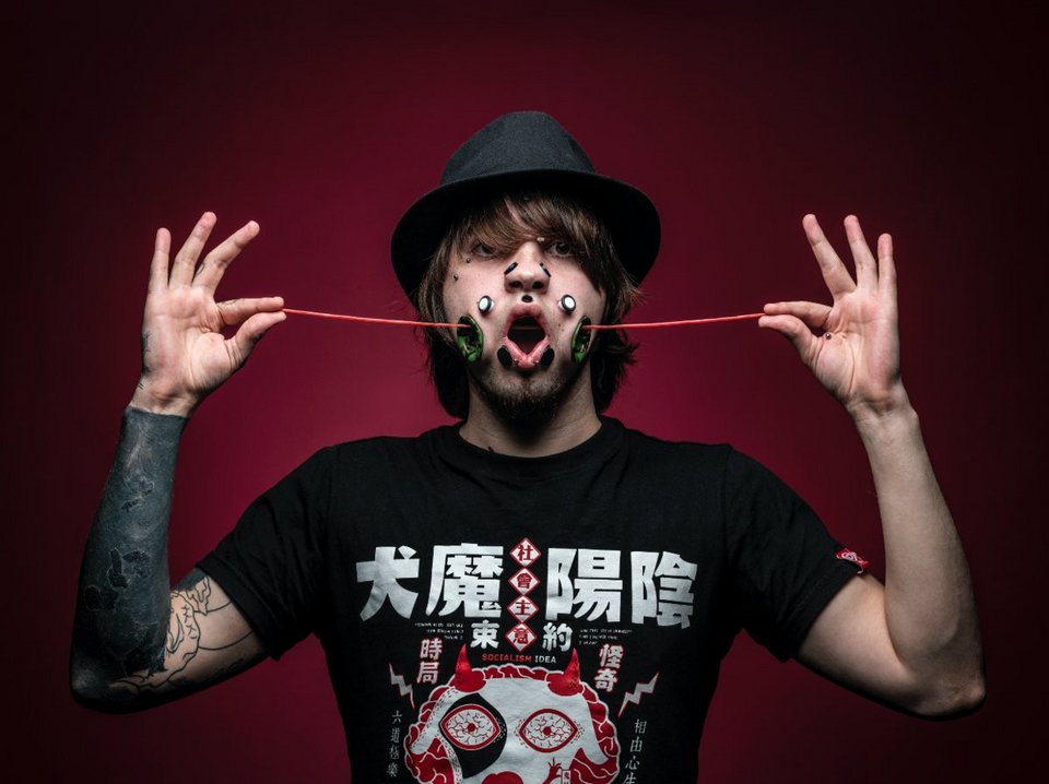 Ο άνθρωπος με το πρόσωπο «σουρωτήρι»–Περνάει ένα ολόκληρο γλειφιτζούρι από την τρύπα στα μάγουλα του [εικόνες]  | iefimerida.gr 1