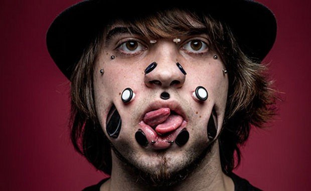 Ο άνθρωπος με το πρόσωπο «σουρωτήρι»–Περνάει ένα ολόκληρο γλειφιτζούρι από την τρύπα στα μάγουλα του [εικόνες]  | iefimerida.gr 0