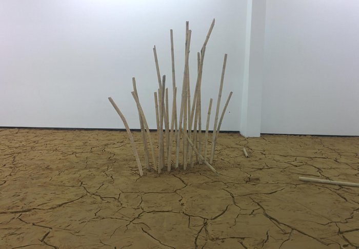 Εικαστικός διαχειρίζεται υγρασίες στο Μεταξουργείο! [εικόνες] | iefimerida.gr 0