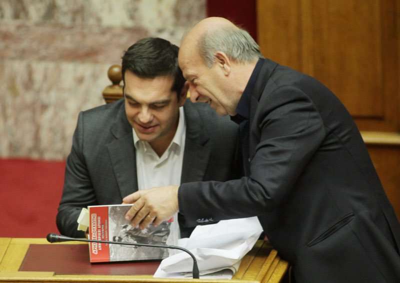 Το βιβλίο που διάβαζε ο Αλέξης Τσίπρας στη Βουλή -Γεμάτο post it [εικόνες] | iefimerida.gr 2