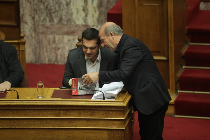 Το βιβλίο που διάβαζε ο Αλέξης Τσίπρας στη Βουλή -Γεμάτο post it [εικόνες] | iefimerida.gr 0