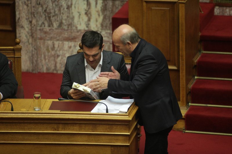 Το βιβλίο που διάβαζε ο Αλέξης Τσίπρας στη Βουλή -Γεμάτο post it [εικόνες] | iefimerida.gr 1