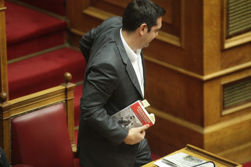 Το βιβλίο που διάβαζε ο Αλέξης Τσίπρας στη Βουλή -Γεμάτο post it [εικόνες] | iefimerida.gr 8