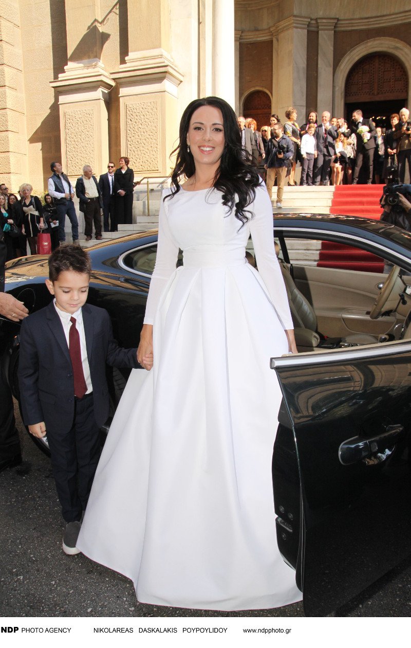 Παντρεύτηκε ο Βισκαδουράκης-Η νύφη με το μίνιμαλ αλλά επιβλητικό νυφικό και το μεσημεριανό πάρτι στο Κολωνάκι [εικόνες] | iefimerida.gr 9