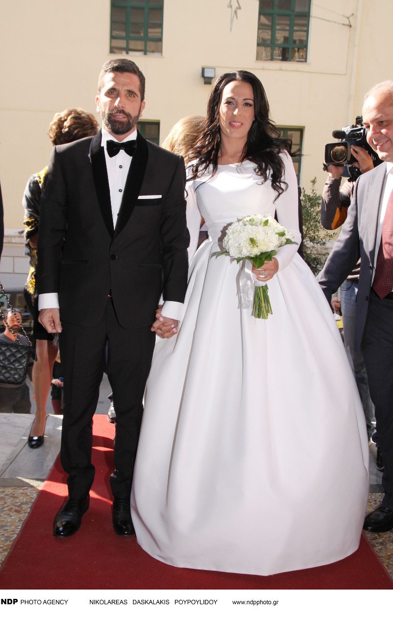 Παντρεύτηκε ο Βισκαδουράκης-Η νύφη με το μίνιμαλ αλλά επιβλητικό νυφικό και το μεσημεριανό πάρτι στο Κολωνάκι [εικόνες] | iefimerida.gr 10