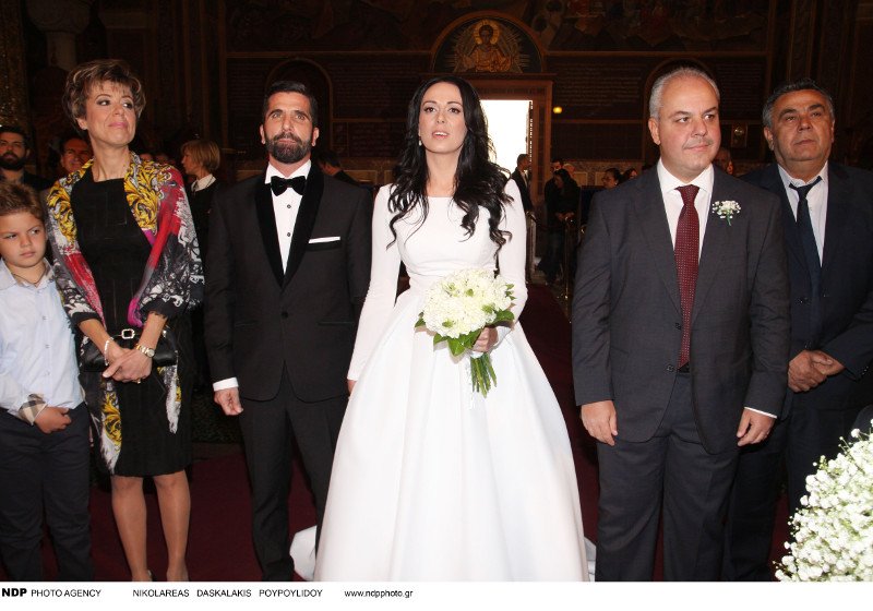 Παντρεύτηκε ο Βισκαδουράκης-Η νύφη με το μίνιμαλ αλλά επιβλητικό νυφικό και το μεσημεριανό πάρτι στο Κολωνάκι [εικόνες] | iefimerida.gr 12
