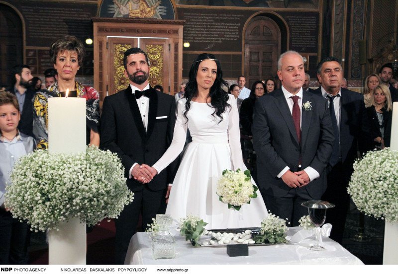 Παντρεύτηκε ο Βισκαδουράκης-Η νύφη με το μίνιμαλ αλλά επιβλητικό νυφικό και το μεσημεριανό πάρτι στο Κολωνάκι [εικόνες] | iefimerida.gr 13
