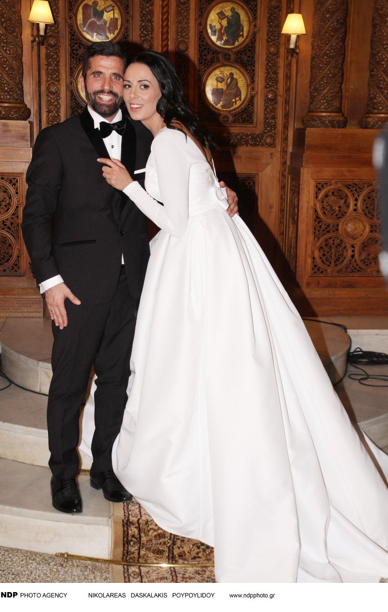 Παντρεύτηκε ο Βισκαδουράκης-Η νύφη με το μίνιμαλ αλλά επιβλητικό νυφικό και το μεσημεριανό πάρτι στο Κολωνάκι [εικόνες] | iefimerida.gr 15