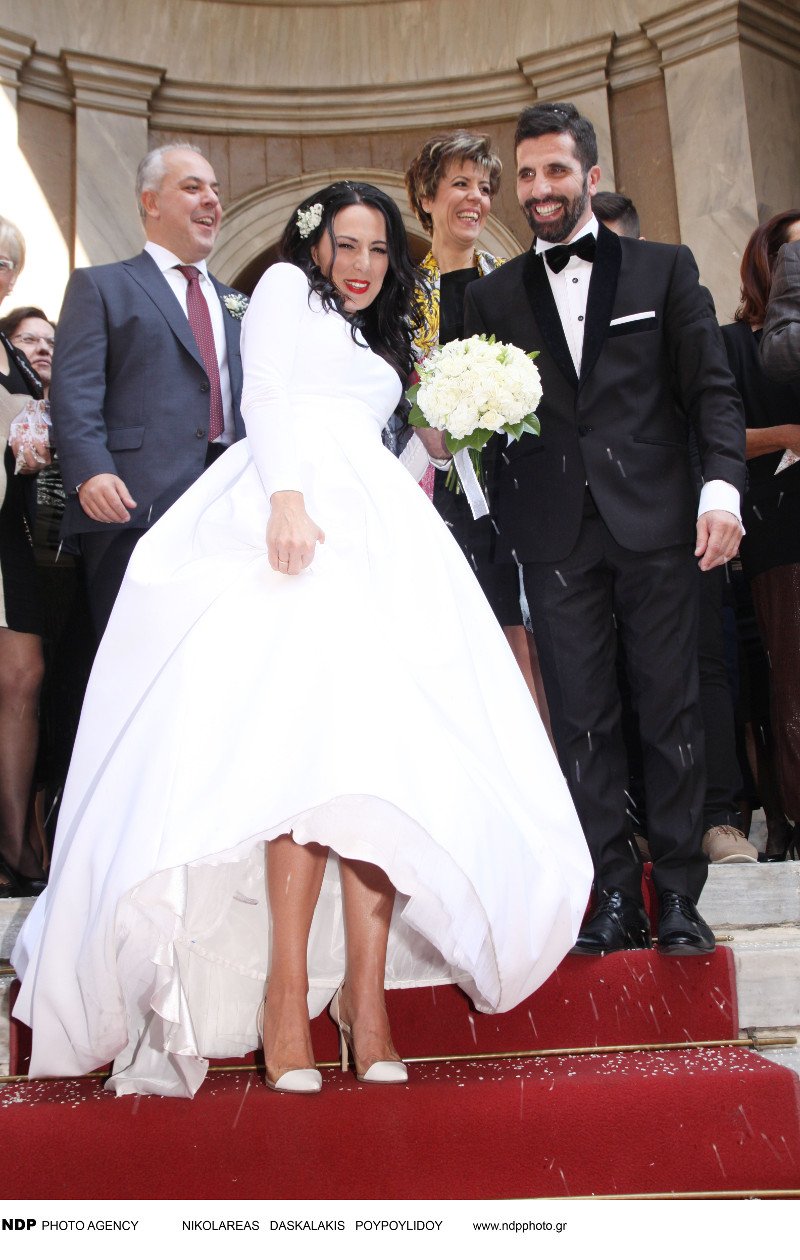 Παντρεύτηκε ο Βισκαδουράκης-Η νύφη με το μίνιμαλ αλλά επιβλητικό νυφικό και το μεσημεριανό πάρτι στο Κολωνάκι [εικόνες] | iefimerida.gr 16