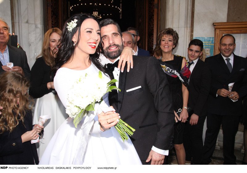 Παντρεύτηκε ο Βισκαδουράκης-Η νύφη με το μίνιμαλ αλλά επιβλητικό νυφικό και το μεσημεριανό πάρτι στο Κολωνάκι [εικόνες] | iefimerida.gr 17