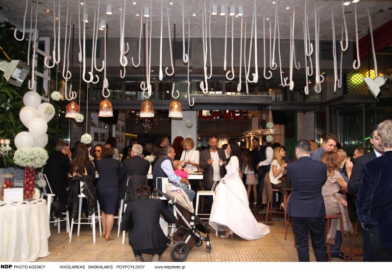 Παντρεύτηκε ο Βισκαδουράκης-Η νύφη με το μίνιμαλ αλλά επιβλητικό νυφικό και το μεσημεριανό πάρτι στο Κολωνάκι [εικόνες] | iefimerida.gr 28