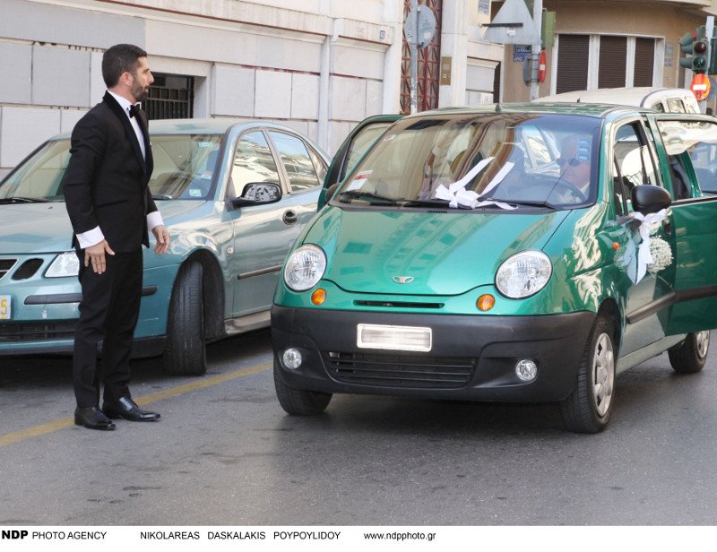 Παντρεύτηκε ο Βισκαδουράκης-Η νύφη με το μίνιμαλ αλλά επιβλητικό νυφικό και το μεσημεριανό πάρτι στο Κολωνάκι [εικόνες] | iefimerida.gr 3