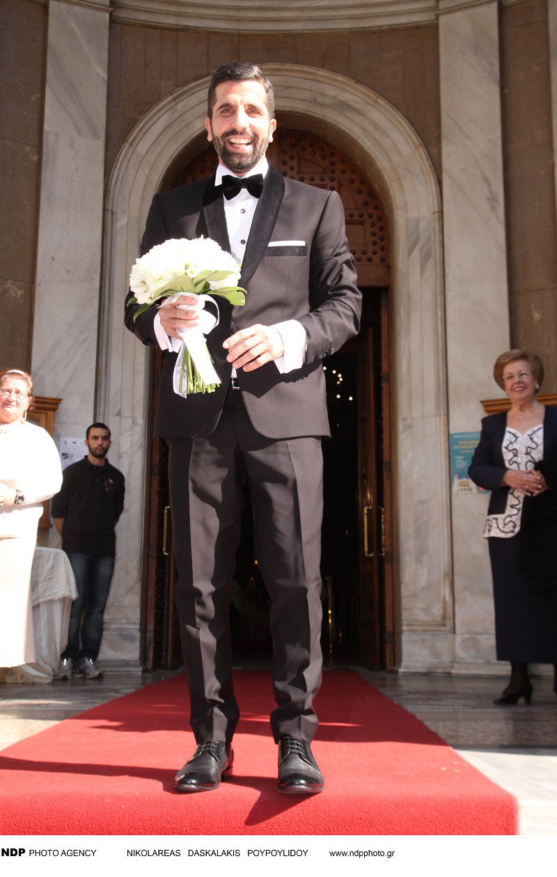 Παντρεύτηκε ο Βισκαδουράκης-Η νύφη με το μίνιμαλ αλλά επιβλητικό νυφικό και το μεσημεριανό πάρτι στο Κολωνάκι [εικόνες] | iefimerida.gr 4