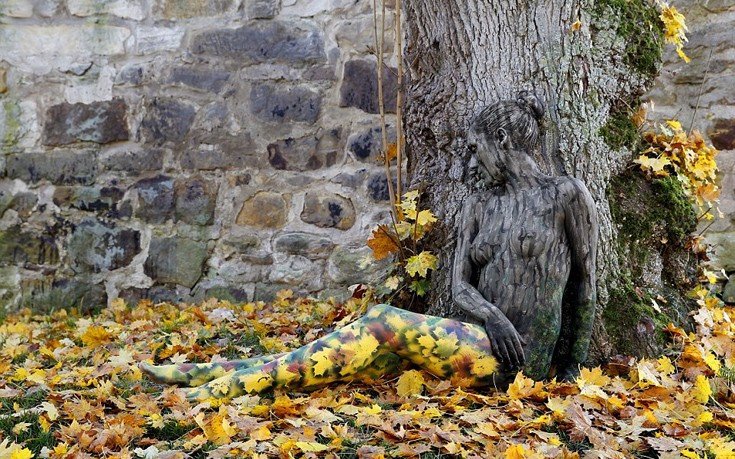 Mία οφθαλμαπάτη στο δάσος - Το γυμνό μοντέλο που έγινε ένα με τη φύση [εικόνες]  | iefimerida.gr 1