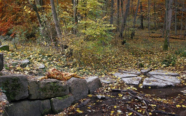 Mία οφθαλμαπάτη στο δάσος - Το γυμνό μοντέλο που έγινε ένα με τη φύση [εικόνες]  | iefimerida.gr 2