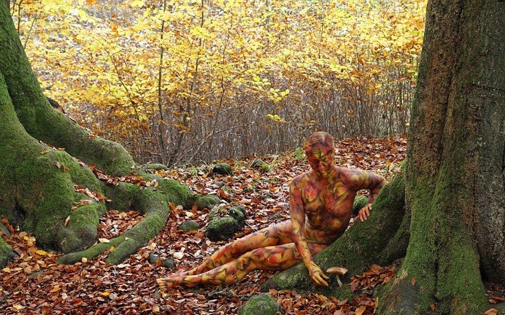 Mία οφθαλμαπάτη στο δάσος - Το γυμνό μοντέλο που έγινε ένα με τη φύση [εικόνες]  | iefimerida.gr 5