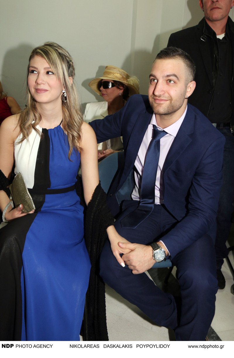 O Χαϊκάλης παντρεύτηκε την αστυνομικό του, με κουμπάρα τη Λαμπίρη - Το μπλε νυφικό [εικόνες] | iefimerida.gr 2