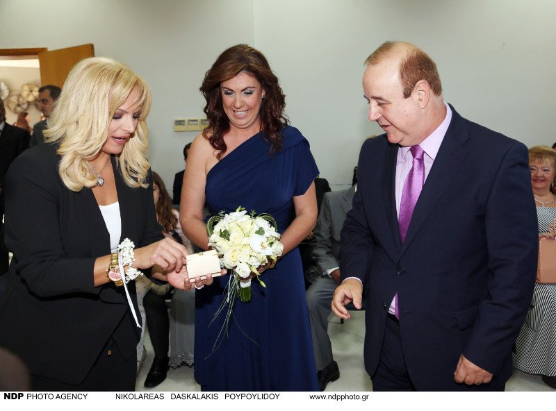 O Χαϊκάλης παντρεύτηκε την αστυνομικό του, με κουμπάρα τη Λαμπίρη - Το μπλε νυφικό [εικόνες] | iefimerida.gr 3