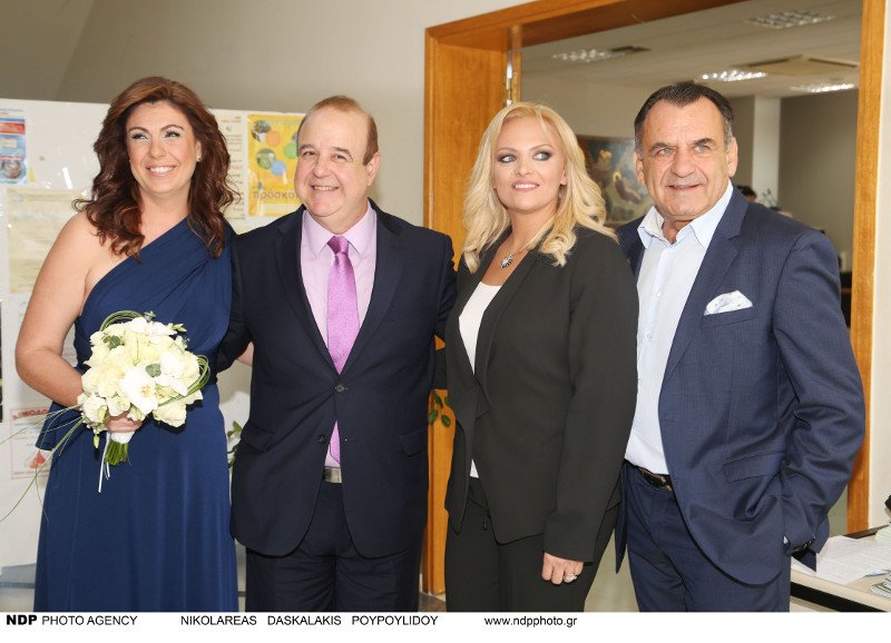 O Χαϊκάλης παντρεύτηκε την αστυνομικό του, με κουμπάρα τη Λαμπίρη - Το μπλε νυφικό [εικόνες] | iefimerida.gr 5