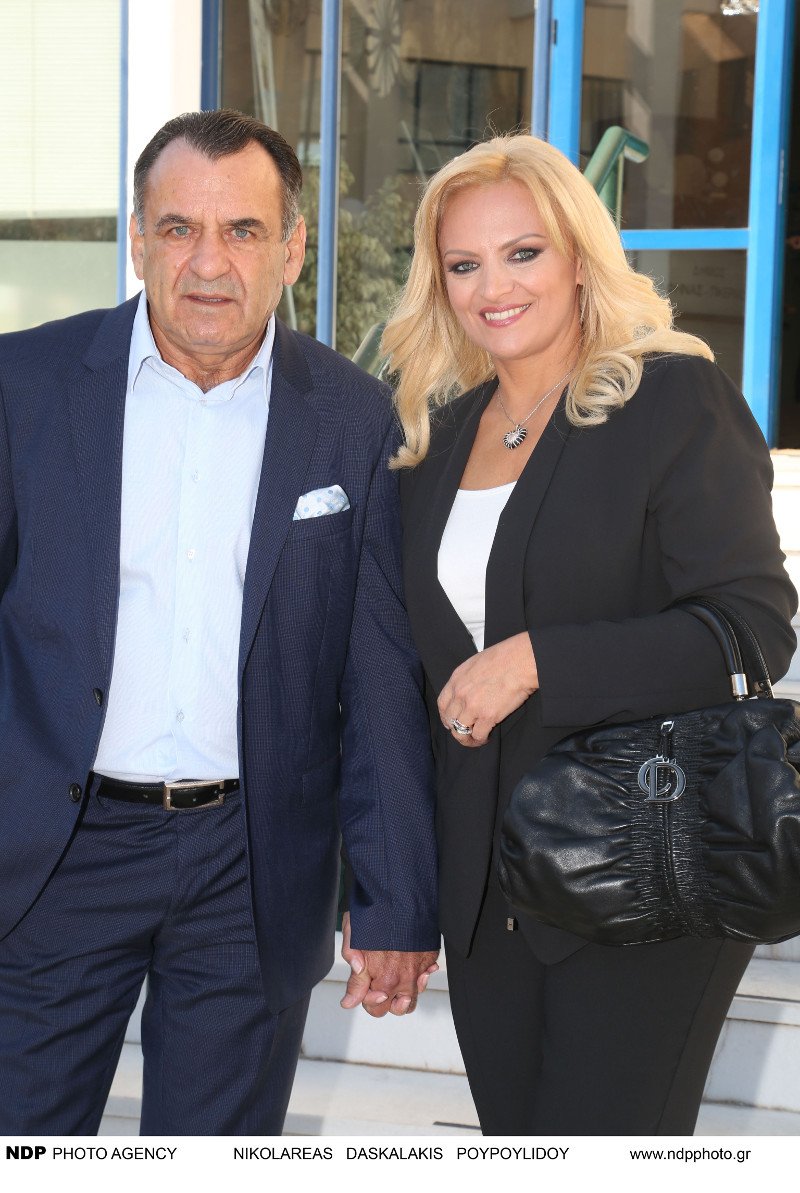 O Χαϊκάλης παντρεύτηκε την αστυνομικό του, με κουμπάρα τη Λαμπίρη - Το μπλε νυφικό [εικόνες] | iefimerida.gr 1