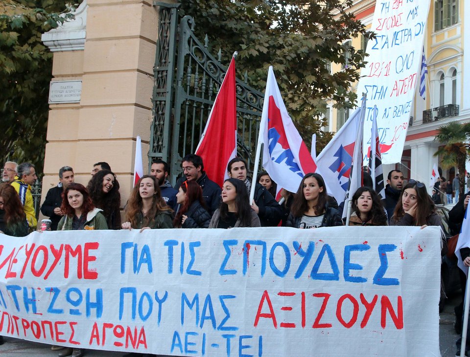 Κατάληψη φοιτητών στο υπουργείο Μακεδονίας - Θράκης [εικόνες] | iefimerida.gr 2