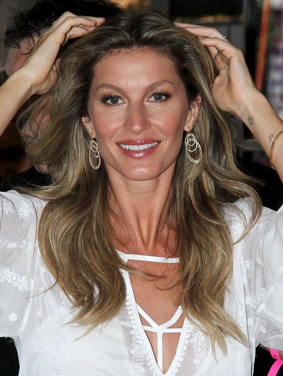 Χαίρεται το νέο της ντεκολτέ η Ζιζέλ [εικόνες]  | iefimerida.gr 0