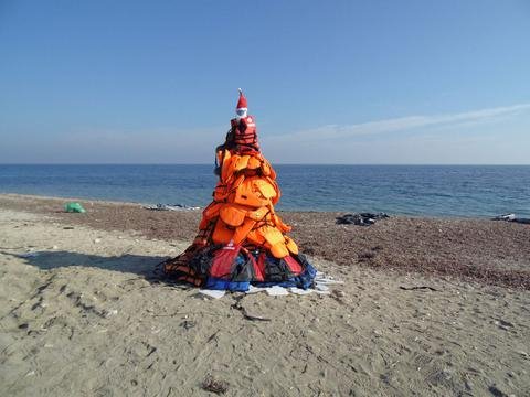 Το διαφορετικό χριστουγεννιάτικο δέντρο της Λέσβου -Από σωσίβια μεταναστών [εικόνα] | iefimerida.gr 0