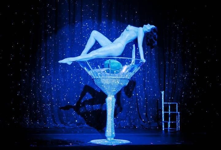 Η Ντίτα φον Τιζ για λίγες παραστάσεις στο διάσημο καμπαρέ στο Παρίσι, Crazy Horse [εικόνες, βίντεο] | iefimerida.gr 0