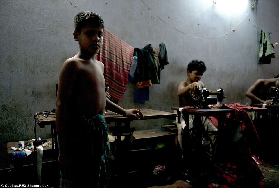 Στα άδυτα των εργοστασίων του Μπαγκλαντές: Εκεί όπου παιδιά, για 0,28 ευρώ την ημέρα, ράβουν τα τζιν που φοράμε εμείς στη Δύση [εικόνες] | iefimerida.gr 0