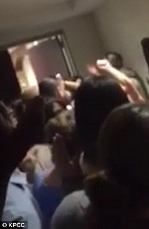 Βίντεο ντοκουμέντο με γενναίο αστυνομικό στη Καλιφόρνα: Αν φάει κάποιος τη σφαίρα, θα είμαι εγώ | iefimerida.gr 1