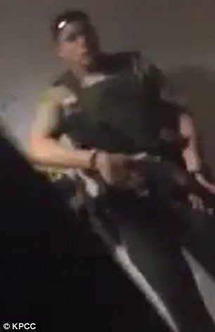 Βίντεο ντοκουμέντο με γενναίο αστυνομικό στη Καλιφόρνα: Αν φάει κάποιος τη σφαίρα, θα είμαι εγώ | iefimerida.gr 0