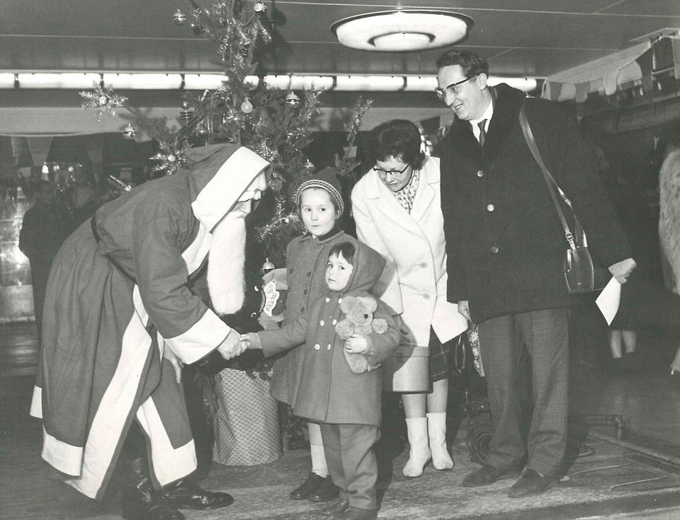 Χριστούγεννα εν πλω –Γκλάμουρ κρουαζιέρες στα '50s και '60s [εικόνες] | iefimerida.gr 4