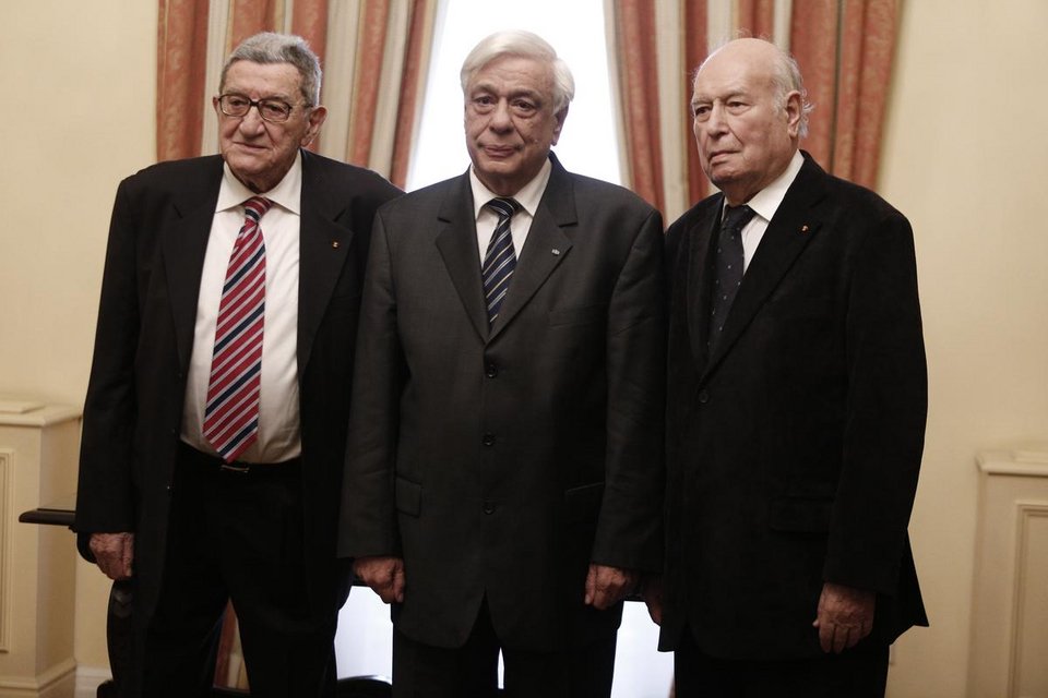 Ο Πρόεδρος παρασημοφόρησε δύο θρύλους της δημοσιογραφίας: Χρήστο Πασαλάρη και Γιάννη Διακογιάννη [εικόνες] | iefimerida.gr 0