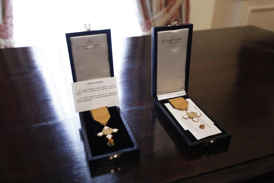 Ο Πρόεδρος παρασημοφόρησε δύο θρύλους της δημοσιογραφίας: Χρήστο Πασαλάρη και Γιάννη Διακογιάννη [εικόνες] | iefimerida.gr 4