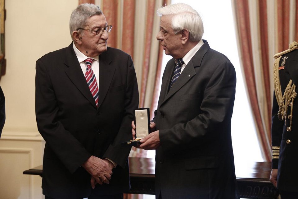 Ο Πρόεδρος παρασημοφόρησε δύο θρύλους της δημοσιογραφίας: Χρήστο Πασαλάρη και Γιάννη Διακογιάννη [εικόνες] | iefimerida.gr 2