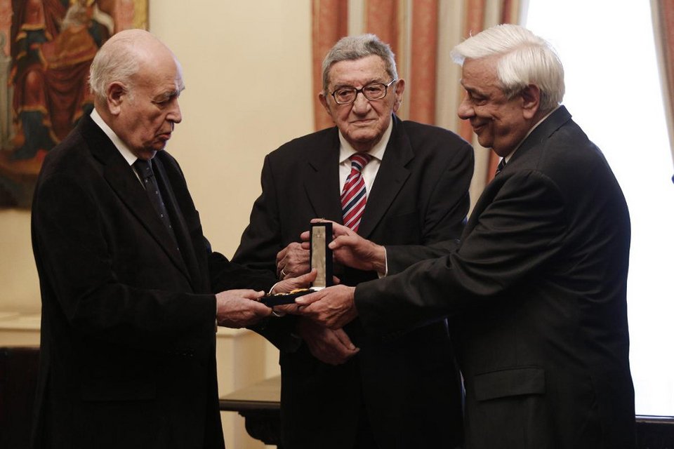 Ο Πρόεδρος παρασημοφόρησε δύο θρύλους της δημοσιογραφίας: Χρήστο Πασαλάρη και Γιάννη Διακογιάννη [εικόνες] | iefimerida.gr 1