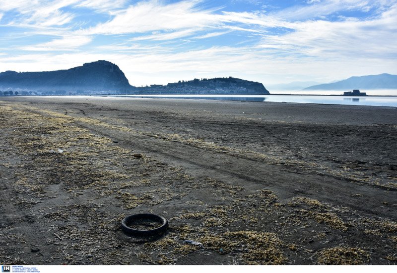 Εξαφανίστηκε ξανά η θάλασσα στο Ναύπλιο -Ο βυθός έγινε... παραλία [εικόνες & βίντεο] | iefimerida.gr 1