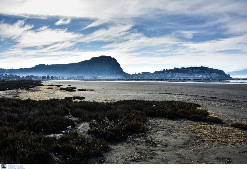 Εξαφανίστηκε ξανά η θάλασσα στο Ναύπλιο -Ο βυθός έγινε... παραλία [εικόνες & βίντεο] | iefimerida.gr 6