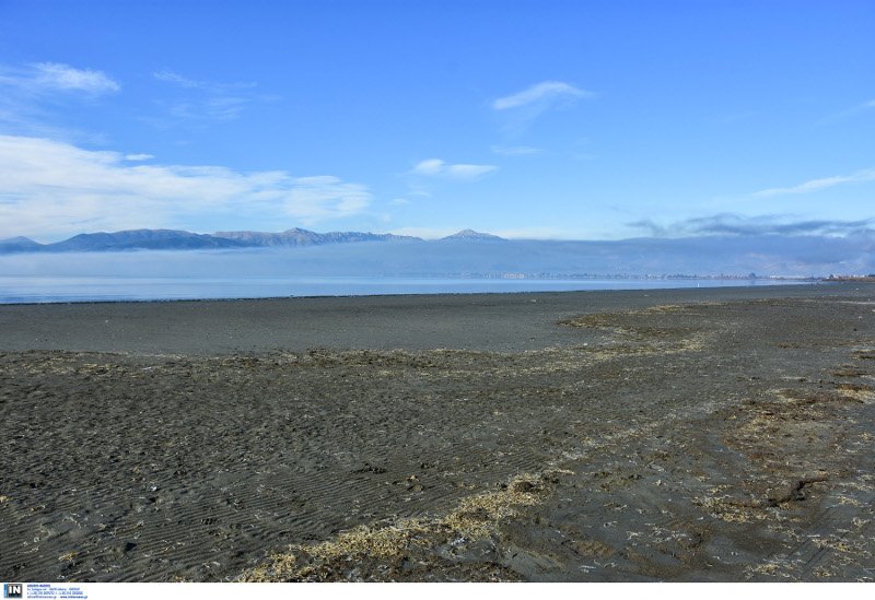 Εξαφανίστηκε ξανά η θάλασσα στο Ναύπλιο -Ο βυθός έγινε... παραλία [εικόνες & βίντεο] | iefimerida.gr 7