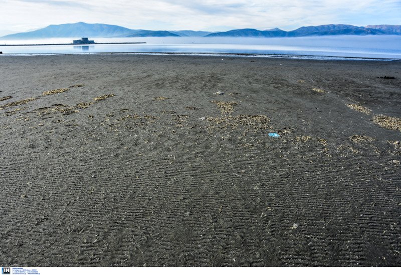 Εξαφανίστηκε ξανά η θάλασσα στο Ναύπλιο -Ο βυθός έγινε... παραλία [εικόνες & βίντεο] | iefimerida.gr 3