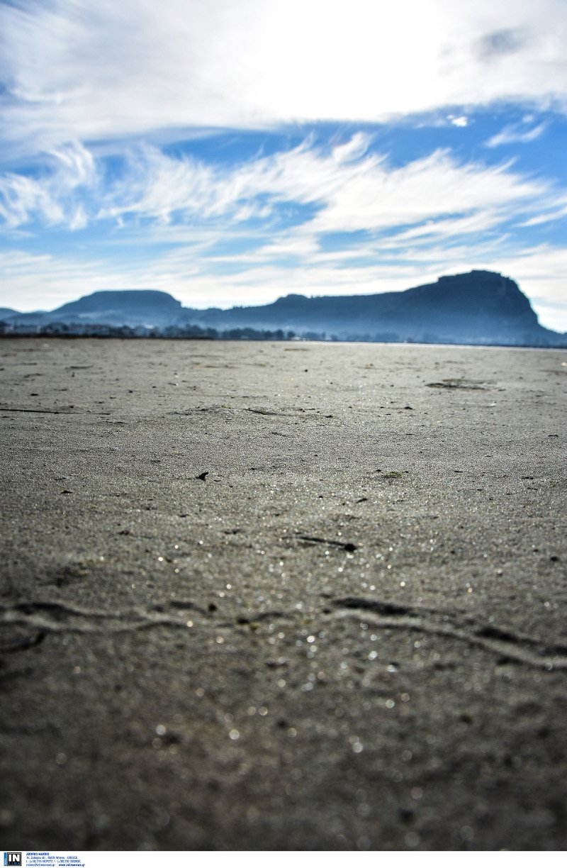 Εξαφανίστηκε ξανά η θάλασσα στο Ναύπλιο -Ο βυθός έγινε... παραλία [εικόνες & βίντεο] | iefimerida.gr 4