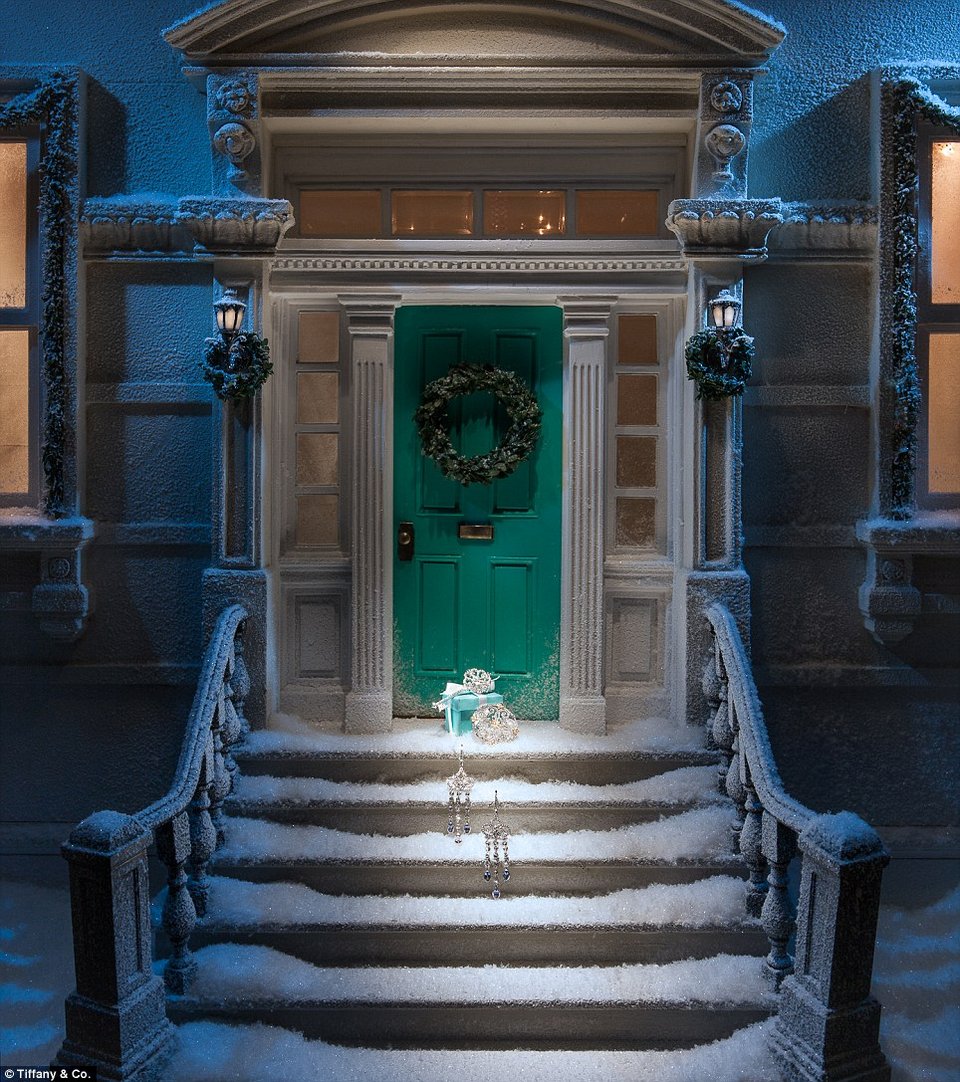 Ο Χρήστος Κωσταρέλλος έντυσε το χριστουγεννιάτικο γκαλά του Tiffany & Co στη Νέα Υόρκη [εικόνες] | iefimerida.gr 0