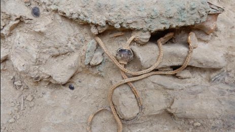 2015: Τα αρχαιολογικά ευρήματα στην Ελλάδα -Ο ασύλητος τάφος πολεμιστή με το χρυσάφι, το αγκαλιασμένο ζευγάρι στο σπήλαιο Διρού και άλλα [εικόνες] | iefimerida.gr 7