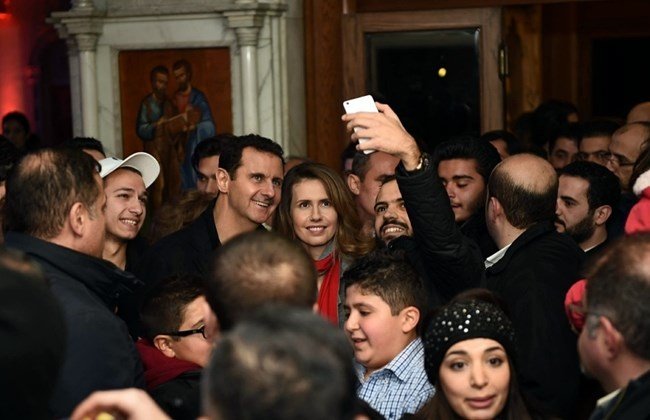 Σπάνια επίσκεψη του Άσαντ σε εκκλησία στη Δαμασκό -Με την εντυπωσιακή σύζυγό του [εικόνες] | iefimerida.gr 3