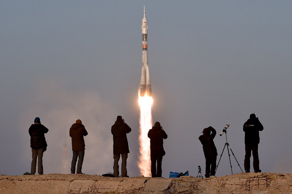 «Θέλω να πάω με τον μπαμπά μου» -Ο γιος του αστροναύτη που έφυγε σήμερα για το διάστημα ράγισε καρδιές στην Αγγλία [εικόνες] | iefimerida.gr 6