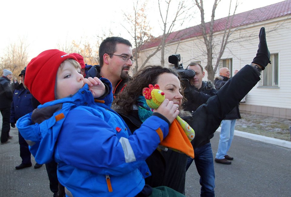 «Θέλω να πάω με τον μπαμπά μου» -Ο γιος του αστροναύτη που έφυγε σήμερα για το διάστημα ράγισε καρδιές στην Αγγλία [εικόνες] | iefimerida.gr 5